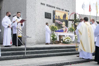 W uroczystość Najświętszego Ciała i Krwi Chrystusa Mszy Świętej w naszej Katedrze przewodniczył ks. proboszcz Krzysztof Gołąbek. Homilię wygłosił ks. Julian Wybraniec - wikariusz katedralny. Po zakończeniu liturgii wyruszyła procesja eucharystyczna do czterech ołtarzy rozmieszczonych wokół Katedry. W roku setnej rocznicy urodzin św. Jana Pawła II każdy z ołtarzy zawierał wizerunek Ojca Świętego i hasła inspirowane encykliką papieża pt. „Ecclesia de Eucharistia”: „Eucharystia sercem świata”, „Żyjemy dzięki Eucharystii”, „Eucharystia tworzy wspólnotę” i „Eucharystia bramą do nieba”. 