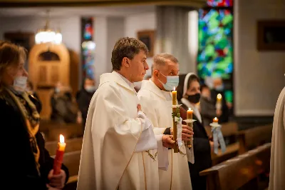 Mszy Świętej w święto Ofiarowania Pańskiego przewodniczył bp Jan Wątroba. W Eucharystii z okazji Dnia Życia Konsekrowanego uczestniczyli przedstawiciele sióstr i braci zakonnych, pustelnic, dziewic i wdów konsekrowanych oraz członków instytutów świeckich. Eucharystię koncelebrował ks. Stanisław Kamiński, wikariusz biskupi ds. zakonnych, a także 8 kapłanów. Homilię wygłosił bp Jan Wątroba. Śpiew podczas Mszy Świętej prowadziła Katedralna Schola Liturgiczna pod kierunkiem ks. Juliana Wybrańca przy akompaniamencie organowym Wiesława Siewierskiego. Fot. Paulina Lęcznar