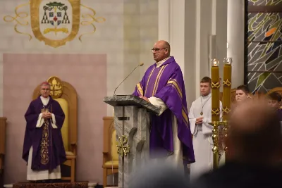 Mszy św. w Środę Popielcową na rozpoczęcie Wielkiego Postu w katedrze rzeszowskiej przewodniczył bp Jan Wątroba. Eucharystię koncelebrowali: ks. Łukasz Cyrnek, ks. Krzysztof Golas, ks. Krzysztof Gołąbek, ks. Sławomir Jeziorski, ks. Dominik Kiełb, ks. Jakub Nagi i ks. Nikodem Rybczyk.
Homilię wygłosił ks. Julian Wybraniec, wikariusz parafii katedralnej. Kaznodzieja w rozważaniu mówił o symbolice popiołu, którym w Środę Popielcową posypuje się głowy uczestników liturgii.
Po homilii odbył się obrzęd wybrania i wpisania imion do księgi katechumenów dwóch kobiet, które, jako dorosłe, przygotowują się do przyjęcia sakramentów inicjacji chrześcijańskiej.
Następnie odbył się obrzęd posypania popiołem.
Podczas Mszy św. posługę muzyczną pełniła Katedralna Schola Liturgiczna. Eucharystia była transmitowana przez Katolickie Radio VIA.
fot. ks. Jakub Oczkowicz