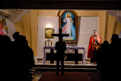 W piątek 5.04.2019 r. o godz. 20.00 odbyła się Droga Krzyżowa w Parku Papieskim. Nabożeństwu przewodniczył ks. Marcin Pater. fot. Dariusz Kamiński