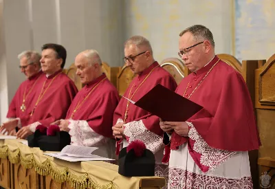 We wtorek 24 marca, w Katedrze Rzeszowskiej o godz. 19.00 podczas I Nieszporów Uroczystości Zwiastowania Pańskiego odbył się obrzęd wprowadzenia nowych kanoników Kapituły Katedralnej w Rzeszowie. Liturgii Nieszporów przewodniczył ks. Krzysztof Gołąbek, proboszcz Katedry i prepozyt Kapituły Katedralnej. Do grona kanoników katedralnych dołączyli: ks. dr Stanisław Kamiński, Wikariusz Biskupi ds. Życia Konsekrowanego oraz proboszcz parafii św. Józefa w Głogowie Małopolskim, ks. Jacek Szczęch, proboszcz parafii Matki Bożej Nieustającej Pomocy i św. Floriana w Rzeszowie oraz wykładowca w Instytucie Wyższych Studiów Teologicznych w Rzeszowie, ks. dr Lucjan Dyka, proboszcz parafii pw. św. Józefa Sebastiana Pelczara w Rzeszowie oraz wykładowca w Diecezjalnym Studium Organistowskim w Rzeszowie, ks. dr Piotr Potyrała, Dyrektor Caritas Diecezji Rzeszowskiej. fot. ks. Jakub Oczkowicz