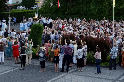 W czwartek 13 czerwca przeżywaliśmy uroczyste Nabożeństwo Fatimskie. Naszym modlitwom przewodniczył ks. Tadeusz Pindara. Kazanie wygłosił ks. Paweł Blat. O godz. 18.40 zostały przedstawione prośby i podziękowania do Matki Bożej Fatimskiej, w intencji których sprawowana była także Msza Święta. Po Mszy Świętej wyruszyła procesja z figurą Matki Bożej i relikwiami świętych Dzieci Fatimskich. Nabożeństwo zakończył Apel Jasnogórski. Dziękujemy parafii pw. Matki Bożej Częstochowskiej (Drabinianka) w Rzeszowie za przygotowanie liturgii oraz parafii pw. Miłosierdzia Bożego (Biała) za prowadzenie modlitwy różańcowej. fot. Joanna Prasoł 