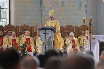„Eucharystia powinna nas prowadzić do odkrycia kapłańskiej misji Ludu Bożego, kapłańskiej misji każdego z nas” – powiedział Biskup Rzeszowski podczas Mszy Wieczerzy Pańskiej, której przewodniczył w katedrze rzeszowskiej w Wielki Czwartek, 2 kwietnia 2026 r.
Podczas uroczystej liturgii Wielkiego Czwartku w katedrze rzeszowskiej, której przewodniczył bp Jan Wątroba, wierni zostali zaproszeni do refleksji nad tajemnicą Eucharystii, kapłaństwa oraz powołania całego Ludu Bożego do udziału w misji Chrystusa. Na zakończenie homilii biskup zachęcił do szczególnej modlitwy za kapłanów, zwłaszcza tych przeżywających trudności i kryzysy. „Panie Jezu, dobry pasterzu i towarzyszu wędrówki, dziś powierzamy Ci wszystkich kapłanów, ale zwłaszcza tych, którzy przechodzą chwilę kryzysu” – powiedział Biskup Rzeszowski. Wezwał także wspólnotę wiernych do troski o kapłanów poprzez modlitwę, życzliwość i wsparcie.
Wielkoczwartkowa liturgia w katedrze rzeszowskiej stała się nie tylko dziękczynieniem za dar Eucharystii i kapłaństwa, ale także wezwaniem do odnowienia świadomości odpowiedzialności każdego wiernego za życie Kościoła i świadectwo wiary w świecie. fot. ks. Jakub Oczkowicz