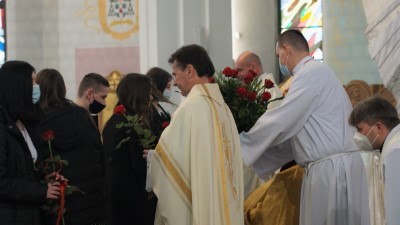 W niedzielę 28.02.2021 r. podczas Mszy Świętej o godz. 12.00 bp Edward Białogłowski udzielił Sakramentu Bierzmowania młodzieży z kl. VIII.  fot. Małgorzata Ryndak