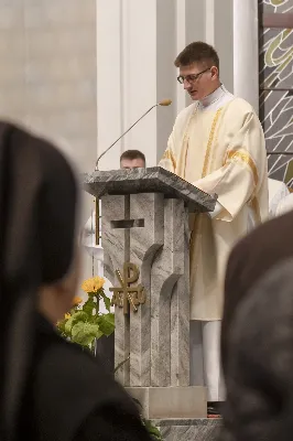 W Wielki Piątek 15.04.2022 r. w Katedrze Rzeszowskiej Liturgii na cześć Męki Pańskiej przewodniczył bp Jan Wątroba.
Mękę naszego Pana Jezusa Chrystusa według świętego Jana śpiewali:
ks. Julian Wybraniec - Jezus
Karol Baraniewicz - Ewangelista
ks. Szczepan Węglowski - Inni
Chór WSD Rzeszów pod dyrekcją ks. dra Andrzeja Widaka
fot. Joanna Prasoł