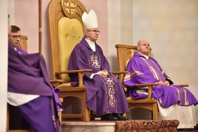 Mszy św. w Środę Popielcową na rozpoczęcie Wielkiego Postu w katedrze rzeszowskiej przewodniczył bp Jan Wątroba. Eucharystię koncelebrowali: ks. Łukasz Cyrnek, ks. Krzysztof Golas, ks. Krzysztof Gołąbek, ks. Sławomir Jeziorski, ks. Dominik Kiełb, ks. Jakub Nagi i ks. Nikodem Rybczyk.
Homilię wygłosił ks. Julian Wybraniec, wikariusz parafii katedralnej. Kaznodzieja w rozważaniu mówił o symbolice popiołu, którym w Środę Popielcową posypuje się głowy uczestników liturgii.
Po homilii odbył się obrzęd wybrania i wpisania imion do księgi katechumenów dwóch kobiet, które, jako dorosłe, przygotowują się do przyjęcia sakramentów inicjacji chrześcijańskiej.
Następnie odbył się obrzęd posypania popiołem.
Podczas Mszy św. posługę muzyczną pełniła Katedralna Schola Liturgiczna. Eucharystia była transmitowana przez Katolickie Radio VIA.
fot. ks. Jakub Oczkowicz