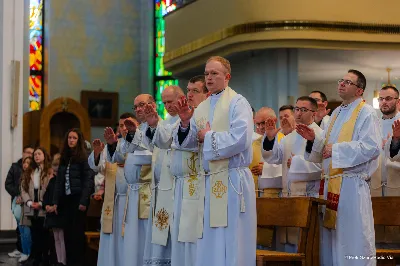 W Wielki Czwartek o godz. 10.00 w naszej Katedrze bp Jan Wątroba przewodniczył Mszy Krzyżma. Jest ona wyrazem jedności i wspólnoty duchowieństwa diecezji. Podczas tej Mszy Świętej biskup poświęcił olej chorych, katechumenów oraz olej krzyżma. Księża koncelebrujący z biskupem Eucharystię odnowili przyrzeczenia kapłańskie. W koncelebrze wzięli udział bp Kazimierz Górny, bp Edward Białogłowski oraz ponad 200 kapłanów z całej diecezji. W Eucharystii wzięli również udział licznie zebrani ministranci, lektorzy, animatorzy, ceremoniarze, członkowie scholi parafialnych i dziewczęcej służby maryjnej. Podczas Mszy Świętej zaśpiewał chór męski pod dyrekcją ks. Andrzeja Widaka. Przy organach zasiadł ks. Julian Wybraniec. fot. Piotr Szorc