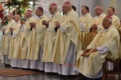 18 maja 2025 r., w katedrze rzeszowskiej celebrowano Eucharystię z okazji 25. rocznicy przyjęcia sakry biskupiej przez bp. Jana Wątrobę. Mszy św. przewodniczył Biskup Rzeszowski, zaś w koncelebrze wzięli udział: abp Józef Michalik, abp Adam Szal, bp Edward Białogłowski, bp Kazimierz Górny, bp Stanisław Jamrozek, bp Marian Rojek, bp Jan Śrutwa oraz kilkudziesięciu kapłanów. W Eucharystii uczestniczyły liczne delegacje osób życia konsekrowanego, przedstawiciele instytucji, fundacji i stowarzyszeń kościelnych. W katedrze rzeszowskiej obecni byli również parlamentarzyści sejmu i senatu, władze wojewódzkie, samorządowe, władze Rzeszowa, rektorzy wyższych uczelni, dyrektorzy instutucji regionalnych, kuratorium oświaty, a także szpitali. Homilię wygłosił bp Edward Białogłowski, biskup pomocniczy senior, który podkreślił, że świętowanie srebrnego jubileuszu Biskupa Rzeszowskiego wpisuje się w przeżywanie Roku Świętego, ale także kolejną rocznicę urodzin św. Jana Pawła II, rocznicę bitwy pod Monte Cassino, inaugurację pontyfikatu Ojca Świętego Leona XIV oraz rocznicę beatyfikacji Józef Sebastiana Pelczara. Na zakończenie liturgii Karolina i Dariusz Kosakowie z dziećmi, jako przedstawiciele diecezjan, przekazali życzenia Jubilatowi. W uroczystej liturgii wzięło udział kilkuset muzyków, chórzystów i członków orkiestr, którzy brali udział w projekcie „Podkarpacie śladami św. Jana Pawła II”. Przedsięwzięcie zostało zorganizowane przez Polski Związek Chórów i Orkiestr – Oddział w Rzeszowie. fot. ks. Jakub Oczkowicz