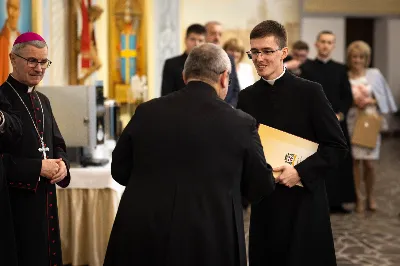 „Na swoje życie i swoje kapłaństwo trzeba popatrzeć w świetle Bożej miłości. Inaczej go nie pojmiemy ani my, ani ci, którzy będą na nas patrzeć” – mówił bp Jan Wątroba podczas Mszy św. z udzieleniem święceń prezbiteratu. 4 czerwca 2022 r. w kościele katedralnym jedenastu diakonów diecezji rzeszowskiej przyjęło sakrament kapłaństwa.
Do grona neoprezbiterów diecezji rzeszowskiej należą: ks. Sebastian Bełz z parafii w Nienadówce, ks. Krzysztof Lampart z parafii w Rudnej Wielkiej, ks. Mateusz Łachmanek z parafii w Lipinkach, ks. Karol Migut z parafii w Jasionce, ks. Marcin Murawski z parafii katedralnej w Rzeszowie, ks. Adrian Pazdan z parafii w Zagorzycach, ks. Tomasz Sienicki z parafii w Bieździedzy, ks. Dominik Świeboda z parafii w Palikówce, ks. Piotr Wąsacz z parafii bł. Władysława Findysza w Rzeszowie, ks. Mateusz Wojtuń z parafii w Święcanach oraz ks. Wiktor Zoła z parafii w Cieklinie.
Mszy św. przewodniczył i święceń udzielił bp Jan Wątroba. Eucharystię koncelebrowało około osiemdziesięciu księży, m.in: przełożeni Wyższego Seminarium Duchownego w Rzeszowie oraz proboszczowie i wikariusze z parafii rodzinnych neoprezbiterów. W Mszy św. uczestniczył abp Edward Nowak, bp Kazimierz Górny i bp Edward Białogłowski.
Zebranych w kościele katedralnym powitał ks. Krzysztof Gołąbek, proboszcz parafii.
W homilii bp Jan Wątroba nawiązał do słów z Ewangelii według św. Jana w których Chrystus tłumaczy co to znaczy być dobrym pasterzem. „Być kapłanem w Kościele Chrystusowym to znaczy mieć udział w Jego pasterskiej misji i stale upodabniać się do Dobrego Pasterza, który zna owce, karmi je, broni i jest gotów oddać życie dla ich dobra” – mówił hierarcha.
Po homilii odbył się obrzędy święceń: przyrzeczenie czci i posłuszeństwa Biskupowi Ordynariuszowi, Litania do Wszystkich Świętych podczas której kandydaci leżeli krzyżem, nałożenie rąk, modlitwa święceń oraz namaszczenie rąk krzyżmem i wręczenie chleba i wina. Podczas Liturgii Eucharystycznej nowo wyświęceni po raz pierwszy wyciągnęli dłonie nad chlebem i winem wypowiadając słowa konsekracji.
Na zakończenie Mszy św. ks. Tomasz Sienicki, podziękował w imieniu nowo wyświęconych wszystkim, którzy przyczynili się do przygotowania ich do kapłaństwa. Słowa wdzięczności, m.in. przełożonym Wyższego Seminarium Duchownego w Rzeszowie i rodzicom neoprezbiterów, wypowiedział bp Jan Wątroba. 
W drodze do zakrystii neoprezbiterzy zatrzymali się przy figurze Matki Bożej Fatimskiej zawierzając swoje kapłaństwo Matce Bożej.
W niedzielę, 5 czerwca, w Uroczystość Zesłania Ducha Świętego, neoprezbiterzy będą sprawować w swoich rodzinnych parafiach uroczyste Msze św. prymicyjne, a w najbliższych tygodniach otrzymają skierowania do parafii.

Fot. ks. Jakub Nagi oraz biala-wrona.pl
