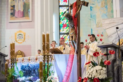 Uroczystość Chrystusa Króla to także święto Akcji Katolickiej i KSM-u. Centralnej uroczystości w Katedrze przewodniczył biskup diecezjalny Jan Wątroba. Eucharystię koncelebrowało 25 księży, wśród nich ks. Stanisław Potera – asystent diecezjalny AK i ks. Tomasz Ryczek – asystent diecezjalny KSM. Po wyznaniu wiary 88 młodych osób złożyło przyrzeczenie Katolickiego Stowarzyszenia Młodzieży. Obrzęd przyrzeczenia prowadził Paweł Grodzki – prezes KSM Diecezji Rzeszowskiej. Ceremonia zakończyła się odśpiewaniem hymnu KSM i zawołaniem: „Przez cnotę, naukę i pracę, służyć Bogu i Ojczyźnie, Gotów!”

Po Komunii św. bp Jan Wątroba, razem z ks. Stanisławem Poterą, wręczył nominacje 20 nowym prezesom oddziałów parafialnych Akcji Katolickiej. Krótkie przemówienia wypowiedzieli kolejno: Jeremi Kalkowski – prezes Zarządu Diecezjalnego Instytutu AK i Paweł Grodzki.

Po Komunii św. wszyscy zebrani uklękli przed Najświętszym Sakramentem. Biskup Ordynariusz odczytał Jubileuszowy Akt Przyjęcia Jezusa Chrystusa za Króla i Pana.

Po Mszy św. bp Jan Wątroba wręczył odznaki i legitymacje nowym członkom KSM.

fot. Fotografiarzeszow