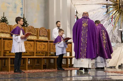 W IV Niedzielę Adwentu (19 grudnia) 3 chłopców (Oliwier, Sebastian i Dawid) podczas Mszy Świętej o godz. 12.00 zostało przyjętych przez ks. Krzysztofa Gołąbka – proboszcza naszej Katedry – do grona Liturgicznej Służby Ołtarza. Po rocznej formacji i odpowiednim przygotowaniu przez ks. Pawła Wójcika i ceremoniarza Rafała Waszczaka doczekali się tego wyjątkowego dnia, w którym mogli nałożyć kołnierzyki oraz otrzymać legitymacje ministranckie z ukończonym pierwszym stopniem choralisty. Cieszymy się, że powiększyło się grono LSO i jednocześnie zachęcamy innych młodych chłopców do służby przy ołtarzu. Fot. Joanna Prasoł