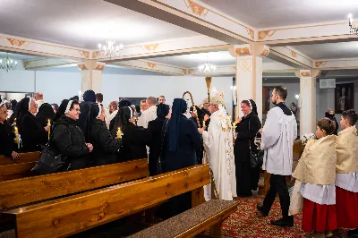 „Nasza wdzięczność jest szczególna wobec osób konsekrowanych za ich czytelne świadectwo wiary i za to, że żyjąc wiarą na co dzień ukazują chrystusowy styl życia” – mówił biskup Jan Wątroba podczas Mszy św. w katedrze rzeszowskiej w święto Ofiarowania Pańskiego. W Eucharystii, z okazji swojego święta patronalnego, uczestniczyły osoby konsekrowane posługujące w diecezji rzeszowskiej.
Mszy św. w katedrze rzeszowskiej przewodniczył bp Jan Wątroba, który modlił się w intencji osób konsekrowanych, przeżywających w święto Ofiarowania Pańskiego (02.02.) swoje święto patronalne. Eucharystię koncelebrował ks. Stanisław Kamiński, wikariusz biskupi ds. zakonnych, a także 9 kapłanów.
Na początku Mszy św. ks. Stanisław Kamiński powitał zebranych i wprowadził w przeżywaną liturgię. Następnie odbył się obrzęd błogosławieństwa świec i procesja z dolnego kościoła do głównej części katedry rzeszowskiej
Homilię wygłosił bp Jan Wątroba, który w pierwszej części, odnosząc się do przeżywanego święta, nawiązał do postawy Matki Najświętszej i św. Józefa. „Maryja uczy nas, że wierność Bogu oznacza wypełnianie prawa Bożego. Ona wypełniła wszystko bez wyjątku. Choć sama nie potrzebowała oczyszczenia, pozostała jednak posłuszna prawu. Skromna, prosta, uboga kobieta, poddana Bogu. W postawie Maryi i Józefa można dostrzec piękną lekcję dla rodziców i wychowawców. Rodzice powinni przedstawiać, czyli zawierzać swoje dzieci Panu Bogu. To jest gest wdzięczności wobec Stwórcy, a także znak wielkiej pokory wobec niełatwej misji rodzicielskiej i wychowawczej. Pełny rozwój człowieka dokonuje się dzięki Bożej łasce, a rodzice powinni się czuć narzędziem Bożej łaski, dlatego powinni często błogosławić swoje dzieci, modlić się za nie i z nimi oraz wciąż na nowo zawierzać je Panu Bogu” – mówił bp Wątroba.
Biskup Rzeszowski odnosząc się do obchodzonego Dnia życia konsekrowanego powiedział: „Trzy elementy wspólnoty: słowo, wierność i otwarcie na Ducha Świętego stanowią istotę życia każdej osoby konsekrowanej. Rozważać słowo Boże, trwać wiernie na modlitwie i być otwartym na to, co Duch Święty chce nam powiedzieć, to wypełnić powołanie do życia konsekrowanego, a jednocześnie wyznać wiarę w Kościół Chrystusowy. Nasza wdzięczność jest szczególna wobec osób konsekrowanych za ich czytelne świadectwo wiary i za to, że żyjąc wiarą na co dzień ukazują chrystusowy styl życia. Towarzyszą nam przez swoją pełną zatroskania miłosierną obecność, ale także przez milczącą obecność przepełnioną modlitwą w intencjach Kościoła, świata, a także poszczególnych osób i wspólnot”.
Po homilii osoby konsekrowane zgromadzone w katedrze odnowiły swoje przyrzeczenia.
Na zakończenie liturgii s. Agata Jakieła CSFN, referentka diecezjalna ds. życia konsekrowanego, podziękowała bp. Janowi Wątrobie za przewodniczenie liturgii i modlitwę w intencji osób życia konsekrowanego.
W Eucharystii w rzeszowskiej katedrze uczestniczyło prawie 100 osób życia konsekrowanego, a pośród nich ojcowie i bracia zakonni, siostry zakonne, wdowy i dziewice konsekrowane oraz członkowie instytutów świeckich. Śpiewy podczas liturgii wykonała Katedralna Schola Liturgiczna pod dyrekcją ks. Juliana Wybrańca, a przy organach zasiadł katedralny organista – Wiesław Siewierski. 

fot. Jola Warchoł
