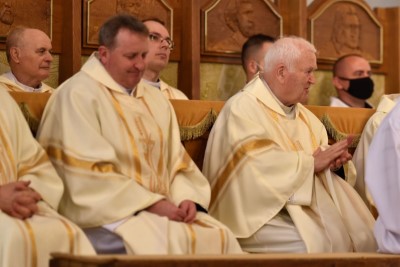 2 czerwca 2021 r., w 30. rocznicę wizyty Jana Pawła II w Rzeszowie, bp Kazimierz Górny i Tadeusz Ferenc odsłonili, a bp Jan Wątroba poświęcił pomnik św. Jana Pawła II w Parku Papieskim w Rzeszowie.  Odsłonięcie i poświęcenie poprzedziła Msza św. w naszej Katedrze pod przewodnictwem bpa Jana Wątroby. Eucharystię koncelebrował bp Edward Białogłowski, abp Edward Nowak i blisko 20 księży. We Mszy św. uczestniczył bp Kazimierz Górny.  Homilię wygłosił bp Edward Białogłowski. Po Komunii Świętej abp Edward Nowak, były sekretarz Kongregacji Spraw Kanonizacyjnych, powiedział o swojej współpracy z Janem Pawłem II.  Po Mszy św. jej uczestnicy przeszli do Parku Papieskiego. Krótkie przemówienia wygłosili: Ewa Leniart, wojewoda podkarpacki, Marek Bajdak, pełniący funkcję prezydenta Rzeszowa, Mieczysław Janowski, były prezydent Rzeszowa i bp Kazimierz Górny, pierwszy ordynariusz diecezji rzeszowskiej.  Pomnik odsłonił bp Kazimierz Górny i Tadeusz Ferenc, były prezydent Rzeszowa, a poświęcania dokonał bp Jan Wątroba.  Na początku października 2020 r. w Parku Papieskim zamontowano pomnik św. Jana Pawła II, który zastąpił obelisk z tablicą upamiętniającą pobyt papieża w Rzeszowie (obelisk umieszczono kilka metrów obok pomnika). Czterometrowy pomnik przedstawia Ojca Świętego ubranego w liturgiczne szaty, siedzącego na granitowym tronie. Papież w jednej ręce trzyma księgę Pisma Świętego, a drugą wykonuje gest błogosławieństwa. Odlew został wykonany z brązu. Całość znajduje się na granitowym podeście, który oplatają metalowe róże.  Pomnik zaprojektował Eliasz Dyrow, 26-letni malarz i rzeźbiarz z Jarosławia. Dyrow urodził się w polskiej rodzinie mieszkającej w Kijowie. W 2011 r., w ramach repatriacji, przyjechał do Jarosławia, gdzie ukończył Liceum Plastyczne, a następnie Wydział Sztuki Uniwersytetu Rzeszowskiego.  fot. ks. Tomasz Nowak 