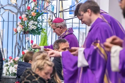 W Środę Popielcową (14 lutego) biskup Jan Wątroba odprawił w katedrze rzeszowskiej Mszę Świętą na rozpoczęcie Wielkiego Postu. Homilię wygłosił ks. dr Paweł Koleśnikowicz, który prowadzi rekolekcje wielkopostne w parafii katedralnej. Podczas Eucharystii odbył się obrzęd posypania głów popiołem. Śpiew podczas liturgii prowadziła Katedralna Schola Liturgiczna. Liturgia była transmitowana przez Radio VIA. fot. Joanna Prasoł