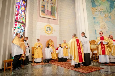 „Na swoje życie i swoje kapłaństwo trzeba popatrzeć w świetle Bożej miłości. Inaczej go nie pojmiemy ani my, ani ci, którzy będą na nas patrzeć” – mówił bp Jan Wątroba podczas Mszy św. z udzieleniem święceń prezbiteratu. 4 czerwca 2022 r. w kościele katedralnym jedenastu diakonów diecezji rzeszowskiej przyjęło sakrament kapłaństwa.
Do grona neoprezbiterów diecezji rzeszowskiej należą: ks. Sebastian Bełz z parafii w Nienadówce, ks. Krzysztof Lampart z parafii w Rudnej Wielkiej, ks. Mateusz Łachmanek z parafii w Lipinkach, ks. Karol Migut z parafii w Jasionce, ks. Marcin Murawski z parafii katedralnej w Rzeszowie, ks. Adrian Pazdan z parafii w Zagorzycach, ks. Tomasz Sienicki z parafii w Bieździedzy, ks. Dominik Świeboda z parafii w Palikówce, ks. Piotr Wąsacz z parafii bł. Władysława Findysza w Rzeszowie, ks. Mateusz Wojtuń z parafii w Święcanach oraz ks. Wiktor Zoła z parafii w Cieklinie.
Mszy św. przewodniczył i święceń udzielił bp Jan Wątroba. Eucharystię koncelebrowało około osiemdziesięciu księży, m.in: przełożeni Wyższego Seminarium Duchownego w Rzeszowie oraz proboszczowie i wikariusze z parafii rodzinnych neoprezbiterów. W Mszy św. uczestniczył abp Edward Nowak, bp Kazimierz Górny i bp Edward Białogłowski.
Zebranych w kościele katedralnym powitał ks. Krzysztof Gołąbek, proboszcz parafii.
W homilii bp Jan Wątroba nawiązał do słów z Ewangelii według św. Jana w których Chrystus tłumaczy co to znaczy być dobrym pasterzem. „Być kapłanem w Kościele Chrystusowym to znaczy mieć udział w Jego pasterskiej misji i stale upodabniać się do Dobrego Pasterza, który zna owce, karmi je, broni i jest gotów oddać życie dla ich dobra” – mówił hierarcha.
Po homilii odbył się obrzędy święceń: przyrzeczenie czci i posłuszeństwa Biskupowi Ordynariuszowi, Litania do Wszystkich Świętych podczas której kandydaci leżeli krzyżem, nałożenie rąk, modlitwa święceń oraz namaszczenie rąk krzyżmem i wręczenie chleba i wina. Podczas Liturgii Eucharystycznej nowo wyświęceni po raz pierwszy wyciągnęli dłonie nad chlebem i winem wypowiadając słowa konsekracji.
Na zakończenie Mszy św. ks. Tomasz Sienicki, podziękował w imieniu nowo wyświęconych wszystkim, którzy przyczynili się do przygotowania ich do kapłaństwa. Słowa wdzięczności, m.in. przełożonym Wyższego Seminarium Duchownego w Rzeszowie i rodzicom neoprezbiterów, wypowiedział bp Jan Wątroba. 
W drodze do zakrystii neoprezbiterzy zatrzymali się przy figurze Matki Bożej Fatimskiej zawierzając swoje kapłaństwo Matce Bożej.
W niedzielę, 5 czerwca, w Uroczystość Zesłania Ducha Świętego, neoprezbiterzy będą sprawować w swoich rodzinnych parafiach uroczyste Msze św. prymicyjne, a w najbliższych tygodniach otrzymają skierowania do parafii.

Fot. ks. Jakub Nagi oraz biala-wrona.pl
