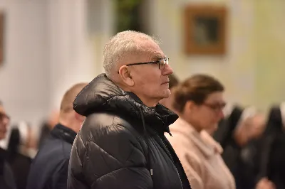 W Katedrze Rzeszowskiej odbyło się nabożeństwo Drogi Krzyżowej, której przewodniczył ks. Paweł Synoś, wikariusz biskupi ds. duchowieństwa. "Dziś sprowadź Mi dusze kapłańskie i zakonne, i zanurz je w niezgłębionym miłosierdziu Moim. One dały Mi moc przetrwania gorzkiej męki; przez nie, jak przez kanały, spływa na ludzkość miłosierdzie Moje." (Dzienniczek 1212) W modlitwie wraz z bp Janem Wątrobą uczestniczyły osoby życia konsekrowanego oraz prezbiterzy posługujący w Diecezji Rzeszowskiej. Nabożeństwo było ofiarowane w intencji wynagrodzenia za grzechy duchowieństwa i osób konsekrowanych, za dusze kapłanów i osób konsekrowanych cierpiące w czyśćcu oraz za tych, którzy odeszli od kapłaństwa i życia zakonnego. Fot. ks. Jakub Oczkowicz