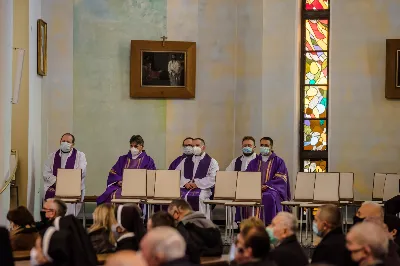 W czwartek 5 listopada o godz. 11.00 Mszą Świętą pogrzebową pożegnaliśmy śp. ks. inf. Stanisława Maca - pierwszego proboszcza i budowniczego Rzeszowskiej Katedry, byłego prepozyta Kapituły Katedralnej i długoletniego dziekana dekanatu Rzeszów – Katedra.  Mszy Świętej przewodniczył bp Jan Wątroba, homilię wygłosił ks. Stanisław Potera. W koncelebrze uczestniczył bp Stanisław Jamrozek - biskup pomocniczy przemyski i ok. 50 księży. fot. Dariusz Kamiński Fotografiarzeszow