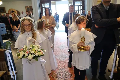 Maj to dla wielu najpiękniejszy miesiąc w roku. W liturgii Kościoła szczególnie wtedy czcimy Maryję oraz radujemy się ze Zmartwychwstania Pańskiego. W niedzielę 8 maja w naszej Katedrze dzieci z klas III doświadczyły równie wielkiej radości po raz pierwszy w pełni uczestnicząc we Mszy Świętej. To niezwykłe spotkanie z Chrystusem w Komunii Świętej zostało poprzedzone przygotowaniem poprzez katechezy w szkole i spotkania w parafii, a także spowiedzią. Poprzez niedzielne Eucharystie o godz. 12.00 i 13.30 celebrowane przez ks. Krzysztofa Gołąbka, proboszcza naszej Katedry, 88 dzieci rozpoczęło wielką przygodę z Jezusem ukrytym w Najświętszym Sakramencie. Towarzyszyli im rodzice, którzy wraz ze swoimi dziećmi przygotowywali się do tego wydarzenia, a także najbliższa rodzina. Posługę w liturgii Mszy Świętej pełniły dzieci pierwszokomunijne oraz ich rodzice.
Wielka radość serc dzieci komunijnych promieniowała na wszystkich uczestników Mszy Świętej i przypominała zebranym na liturgii, że spotkanie z Jezusem Eucharystycznym to przywilej i wielkie szczęście. Czas tej wielkiej radości został przedłużony przez „Biały Tydzień”, w którym dzieci uczestniczyły w wieczornej Eucharystii, przyjmując Jezusa do swoich serc. 

Wszystkim dzieciom, które w tym roku przeżywały swoją Pierwszą Komunię Świętą, życzymy, aby nie gasł w nich zapał do poznawania Jezusa i Jego nauki, a radość, jaka towarzyszyła tym dniom, była nieodłączną towarzyszką ich spotkań z Jezusem w Eucharystii. A s. Julicie i ks. Julianowi dziękujemy za serce włożone w przygotowanie dzieci do tego wielkiego wydarzenia.

fot. Paweł Styka