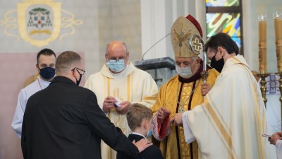 W niedzielę 28.02.2021 r. podczas Mszy Świętej o godz. 12.00 bp Edward Białogłowski udzielił Sakramentu Bierzmowania młodzieży z kl. VIII.  fot. Małgorzata Ryndak