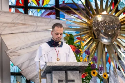 W piątek (16 czerwca) obchodziliśmy uroczystość Najświętszego Serca Pana Jezusa – dzień odpustu w Katedrze Rzeszowskiej. O godz. 18.00 została odprawiona uroczysta Msza Święta, której przewodniczył bp Jan Wątroba. Po Mszy Świętej Biskup poświęcił tablicę upamiętniającą życie i dzieło śp. Ks. Infułata Stanisława Maca. 
Po jego śmierci w 2020 roku, Ksiądz Proboszcz Krzysztof Gołąbek wraz z Parafialną Radą Duszpasterską postanowił stworzyć tablicę pamiątkową poświęconą śp. Księdzu Infułatowi. 
Istnieje już takowa poświęcona budowniczym i architektom, przygotowana jeszcze za życia ks. Maca, przez Niego zaprojektowana i umieszczona na Jego prośbę w szeregu pamiątkowych tablic przed wejściem do dolnego kościoła, ale chciano upamiętnić osobę i dzieło tej świątyni tablicą bardziej okazałą przy wejściu głównym. W szafie z pamiątkami po Ks. Infułacie odnaleziono wyzłocone serce i tak zrodziła się myśl, by umieścić to serce w pamiątkowej tablicy jako symbol wiary tego kapłana, jego czci wobec Bożego Serca i troski o świątynię dedykowaną Najświętszemu Sercu Pana Jezusa.
W książce pt. „Komu bije Dzwon Wolności” ks. Stanisław Mac zapisał: „Staram się zgodnie z testamentem zawartym w akcie erekcyjnym pod budowę kościoła, aby w tej świątyni po wsze czasy rozkwitał kult do Najświętszego Serca Pana Jezusa jako źródła miłości i dobroci”. 
Niech ta tablica będzie wyrazem naszej czci i pamięci wobec osoby Ks. Infułata, Jego dzieła i poświęcenia dla chwały Bożego Serca.
fot. Joanna Prasoł