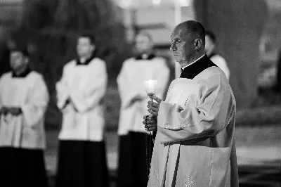 W środę 13 września przeżywaliśmy kolejne w tym roku Nabożeństwo Fatimskie. O godz. 18.40 zostały przedstawione prośby i podziękowania do Matki Bożej Fatimskiej, w intencji których sprawowana była także Msza Święta. Eucharystii przewodniczył i homilię wygłosił ks. Marek Kotwa – wikariusz parafii pw. Św. Michała Archanioła w Rzeszowie. Po Mszy Świętej wyruszyła procesja z figurą Matki Bożej, podczas której modlitwę różańcową prowadzili przedstawiciele parafii pw. Św. Jadwigi Królowej wraz ze swoimi duszpasterzami: ks. Tomaszem Gałuszką oraz ks. Łukaszem Mariuszycem, zaś figurę Matki Bożej nieśli przedstawiciele Bractwa św. Michała Archanioła, Rycerzy Kolumba oraz Związku Strzeleckiego "Strzelec". Modlitwę ubogaciła obecność Orkiestry Dętej pod dyrekcją Tadeusza Cielaka. Nabożeństwo zakończył Apel Jasnogórski. fot. Jola Warchoł