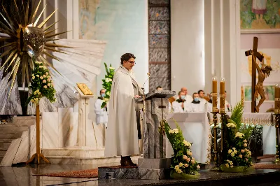 Mszy Świętej w święto Ofiarowania Pańskiego przewodniczył bp Jan Wątroba. W Eucharystii z okazji Dnia Życia Konsekrowanego uczestniczyli przedstawiciele sióstr i braci zakonnych, pustelnic, dziewic i wdów konsekrowanych oraz członków instytutów świeckich. Eucharystię koncelebrował ks. Stanisław Kamiński, wikariusz biskupi ds. zakonnych, a także 8 kapłanów. Homilię wygłosił bp Jan Wątroba. Śpiew podczas Mszy Świętej prowadziła Katedralna Schola Liturgiczna pod kierunkiem ks. Juliana Wybrańca przy akompaniamencie organowym Wiesława Siewierskiego. Fot. Paulina Lęcznar