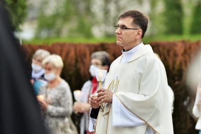 W czwartek 13 maja przeżywaliśmy uroczyste Nabożeństwo Fatimskie. Naszym modlitwom przewodniczył ks. dr Sławomir Jeziorski, prefekt i wykładowca Wyższego Seminarium Duchownego w Rzeszowie. O godz. 18.45 zostały przedstawione prośby i podziękowania do Matki Bożej Fatimskiej, w intencji których sprawowana była także Msza Święta. W koncelebrze uczestniczył ks. Piotr Tarnawski, radca Nuncjatury Apostolskiej w Moskwie, ks. Jan Młynarczyk, emerytowany proboszcz parafii Matki Bożej Królowej Polski i św. Jana Kantego w Sandomierzu i ks. Krzysztof Gołąbek, proboszcz parafii katedralnej i kustosz sanktuarium. Po Mszy Świętej wyruszyła procesja z figurą Matki Bożej. Nabożeństwo zakończył Apel Jasnogórski. fot. Małgorzata Ryndak