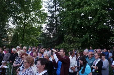 W sobotę 12 maja o godz.19.00 w ramach corocznych nabożeństw majowych przy kapliczkach osiedlowych w naszej parafii, przy ul. Cichej przy figurze Matki Bożej modlitwy poprowadził ks. Krzysztof Gołąbek - proboszcz Katedry. Kantorem był organista Wiesław Siewierski. fot. Rafał Waszczak