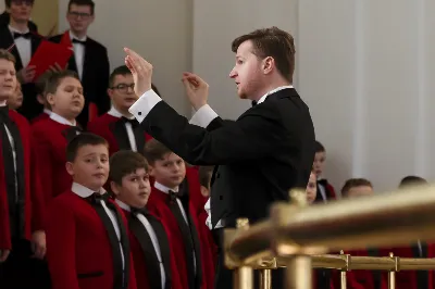 W niedzielę Chrztu Pańskiego w Katedrze Rzeszowskiej wybrzmiały najpiękniejsze polskie kolędy i pastorałki wykonane przez Katedralny Chór Chłopięco-Męski Pueri Cantores Resovienses pod dyrekcją Marcina Florczaka. Chór miał okazję wystąpić kilkukrotnie w Katedrze w czasie liturgicznego okresu Bożego Narodzenia uświetniając swym śpiewem obchodzone uroczystości. Miało to miejsce podczas mszy świętych w niedzielę Świętej Rodziny, w święto św. Jana Apostoła z okazji imienin księdza biskupa Jana Wątroby oraz w uroczystość Objawienia Pańskiego z okazji kolejnej rocznicy przyjęcia sakry biskupiej przez księży biskupów Kazimierza Górnego i Edwarda Białogłowskiego. W ubiegłą niedzielę (9.01) po Mszy Świętej o godz. 12:00 można było znów usłyszeć wiele pięknych, znanych polskich kolęd w wykonaniu chóru, m. in. Bóg się rodzi, Tryumfy Króla Niebieskiego, Przybieżeli do Betlejem czy Cicha noc. Wybrzmiały także mniej znane, ale równie piękne pastorałki: Cicho, cicho pastuszkowie w wykonaniu solisty Eryka Chudzika czy Kołysanka Józefa w wykonaniu solisty Tomasza Nowaka. Solową partią popisał się także Jan Żmuda  w kolędzie Jezus malusieńki. Solistom akompaniował na pianinie chórzysta Maksymilian Rogóż. Chór wykonał także po dwa utwory na głosy męskie (W żłobie leży i Mizerna cicha) oraz na głosy dziecięce (Gore gwiazda i My też pastuszkowie).  Kolędowanie wpisuje się zarówno w kanon liturgii Kościoła katolickiego, jak i w naszą narodową tradycję. Dlatego wszyscy chętnie słuchają tych utworów, jednocześnie włączając się we wspólny śpiew. Także tym razem na zakończenie spotkania Panu Dyrygentowi udało się porwać zgromadzonych wiernych do wspólnego wykonania kolędy Wśród nocnej ciszy. Działalność Katedralnego Chóru Chłopięco-Męskiego Pueri Cantores Resovienses można wesprzeć przekazując 1% podatku na OPP Katolickie Towarzystwo Śpiewacze KRS 0000050601 lub wpłacając darowiznę na cele statutowe na konto bankowe podane na stronie resovienses.org. Beata Świerad fot. Joanna Prasoł