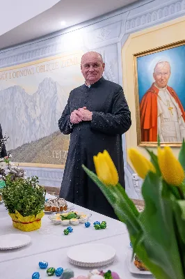 O świcie w Niedzielę Zmartwychwstania została odprawiona uroczysta Mszy św. w rzeszowskiej katedrze. Eucharystię poprzedziła procesja rezurekcyjna z Najświętszym Sakramentem. W oprawie muzycznej celebracji wziął udział katedralny chór chłopięco-męski Pueri Cantores Resovienses oraz katedralna orkiestra dęta.
Dnia 31 marca 2024 r. o godz. 6 w rzeszowskiej katedrze na rozpoczęcie procesji rezurekcyjnej rozbrzmiało zawołanie: „Chrystus zmartwychwstał, prawdziwie zmartwychwstał”. Wyrazem radości paschalnej była procesja z Najświętszym Sakramentem dokoła katedry z udziałem licznie zgromadzonych wiernych, straży grobowej i orkiestry dętej.
Po zakończonej procesji, została odprawiona uroczysta Eucharystia pod przewodnictwem ks. Krzysztofa Gołąbka, prepozyta rzeszowskiej kapituły katedralnej i proboszcza miejscowej wspólnoty parafialnej. Homilię wygłosił ks. Michał Rurak, penitencjarz kapituły, który zachęcał do zgłębiania tajemnicy zmartwychwstania.

„Zmartwychwstania jest czymś jedynym i wyjątkowym w swoim rodzaju. Łatwo napisać i powiedzieć czym zmartwychwstanie nie jest. Ale napisać i powiedzieć czym zmartwychwstanie jest, to zadanie na całe życie, i to nie tylko dla teologa czy księdza. To zadanie dla każdego z nas. Najważniejsze zadanie w życiu, bo ono zdecyduje co z nami będzie” – mówił kaznodzieja.
Ks. Rurak ukazał konsekwencje zmartwychwstania Chrystusa dla każdego wierzącego w kontekście całej historii Boga i człowieka. Mówił: „Zmartwychwstanie nie dotyczy tylko przyszłości, czasu po śmierci. Ono ma także znaczenie dla naszej doczesności. Bo skoro życie ma prowadzić do Zmartwychwstania, to znaczy, że ma wartość samo w sobie, że trzeba je szanować i jak najlepiej przeżyć.”
Na zakończenie Eucharystii transmitowanej przez katolickie Radio „VIA”, katedralny chór chłopięco-męski Pueri Cantores Resovienses pod dyrekcją Aleksandry Fiołek-Matuszewskiej wykonał uroczyste „Alleluja” z oratorium G.F. Haendla. Po zakończonej Mszy św. rezurekcyjnej katedralna orkiestra dęta pod batutą Tadeusza Cielaka odegrała radosne utwory wielkanocne. fot. Joanna Prasoł