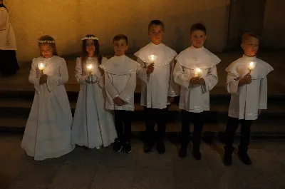 W czwartek 13 sierpnia przeżywaliśmy uroczyste Nabożeństwo Fatimskie. Naszym modlitwom przewodniczył ks. Wojciech Rybka SVD, misjonarz werbista, posługujący na Tajwanie. O godz. 18.40 zostały przedstawione prośby i podziękowania do Matki Bożej Fatimskiej, w intencji których sprawowana była także Msza Święta. Po Mszy Świętej wyruszyła procesja z figurą Matki Bożej. Nabożeństwo zakończył Apel Jasnogórski. fot. Rafał Waszczak