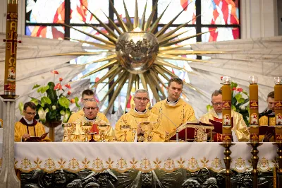 „Na swoje życie i swoje kapłaństwo trzeba popatrzeć w świetle Bożej miłości. Inaczej go nie pojmiemy ani my, ani ci, którzy będą na nas patrzeć” – mówił bp Jan Wątroba podczas Mszy św. z udzieleniem święceń prezbiteratu. 4 czerwca 2022 r. w kościele katedralnym jedenastu diakonów diecezji rzeszowskiej przyjęło sakrament kapłaństwa.
Do grona neoprezbiterów diecezji rzeszowskiej należą: ks. Sebastian Bełz z parafii w Nienadówce, ks. Krzysztof Lampart z parafii w Rudnej Wielkiej, ks. Mateusz Łachmanek z parafii w Lipinkach, ks. Karol Migut z parafii w Jasionce, ks. Marcin Murawski z parafii katedralnej w Rzeszowie, ks. Adrian Pazdan z parafii w Zagorzycach, ks. Tomasz Sienicki z parafii w Bieździedzy, ks. Dominik Świeboda z parafii w Palikówce, ks. Piotr Wąsacz z parafii bł. Władysława Findysza w Rzeszowie, ks. Mateusz Wojtuń z parafii w Święcanach oraz ks. Wiktor Zoła z parafii w Cieklinie.
Mszy św. przewodniczył i święceń udzielił bp Jan Wątroba. Eucharystię koncelebrowało około osiemdziesięciu księży, m.in: przełożeni Wyższego Seminarium Duchownego w Rzeszowie oraz proboszczowie i wikariusze z parafii rodzinnych neoprezbiterów. W Mszy św. uczestniczył abp Edward Nowak, bp Kazimierz Górny i bp Edward Białogłowski.
Zebranych w kościele katedralnym powitał ks. Krzysztof Gołąbek, proboszcz parafii.
W homilii bp Jan Wątroba nawiązał do słów z Ewangelii według św. Jana w których Chrystus tłumaczy co to znaczy być dobrym pasterzem. „Być kapłanem w Kościele Chrystusowym to znaczy mieć udział w Jego pasterskiej misji i stale upodabniać się do Dobrego Pasterza, który zna owce, karmi je, broni i jest gotów oddać życie dla ich dobra” – mówił hierarcha.
Po homilii odbył się obrzędy święceń: przyrzeczenie czci i posłuszeństwa Biskupowi Ordynariuszowi, Litania do Wszystkich Świętych podczas której kandydaci leżeli krzyżem, nałożenie rąk, modlitwa święceń oraz namaszczenie rąk krzyżmem i wręczenie chleba i wina. Podczas Liturgii Eucharystycznej nowo wyświęceni po raz pierwszy wyciągnęli dłonie nad chlebem i winem wypowiadając słowa konsekracji.
Na zakończenie Mszy św. ks. Tomasz Sienicki, podziękował w imieniu nowo wyświęconych wszystkim, którzy przyczynili się do przygotowania ich do kapłaństwa. Słowa wdzięczności, m.in. przełożonym Wyższego Seminarium Duchownego w Rzeszowie i rodzicom neoprezbiterów, wypowiedział bp Jan Wątroba. 
W drodze do zakrystii neoprezbiterzy zatrzymali się przy figurze Matki Bożej Fatimskiej zawierzając swoje kapłaństwo Matce Bożej.
W niedzielę, 5 czerwca, w Uroczystość Zesłania Ducha Świętego, neoprezbiterzy będą sprawować w swoich rodzinnych parafiach uroczyste Msze św. prymicyjne, a w najbliższych tygodniach otrzymają skierowania do parafii.

Fot. ks. Jakub Nagi oraz biala-wrona.pl
