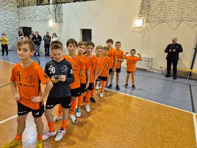 W sobotę 7 grudnia 2024 r. w Instytucie Teologiczno-Pastoralnym w Rzeszowie odbył się dekanalny turniej piłki nożnej o puchar Dziekana Dekanatu Rzeszów-Katedra. Zawody odbyły się w trzech kategoriach wiekowych i uczestniczyło w nich 12 drużyn. 
Turniej rozpoczął się modlitwą. Po uroczystym otwarciu zawodów, ministranci i lektorzy z poszczególnych kategorii wiekowych przystąpili do rywalizacji o puchar Księdza Dziekana Dekanatu Rzeszów-Katedra pod czujnym okiem sędziego Krzysztofa Kawy.
W kategorii „ministrantów” zgłosili się przedstawiciele parafii: św. Michała Archanioła, Najświętszego Serca Pana Jezusa, Wniebowzięcia NMP oraz MB Królowej Polski. Pierwsze miejsce i możliwość wzięcia udziału w rozgrywkach diecezjalnych uzyskali ministranci z Parafii Katedralnej. W tym miejscu chcemy podziękować Panu Tomaszowi Niziołowi, który od września bezpłatnie prowadzi treningi z chętnymi ministrantami naszej parafii. Efekty są widoczne.
W kategorii „lektorów młodszych”. Zgłosiły się drużyny z parafii: Opatrzności Bożej, Wniebowzięcia NMP, MB Królowej Polski oraz Katedry. Zwycięzcą z możliwością wzięcia udziału w dalszym etapie eliminacji do Mistrzostw Polski zostali lektorzy z Parafii Opatrzności Bożej. Do rozgrywek w najstarszej grupie wiekowej zgłosiły się drużyny z parafii: Wniebowzięcia NMP, św. Michała Archanioła i Katedry. Pierwsze miejsce zajęła Parafia św. św. Michała Archanioła w Rzeszowie i to oni będą reprezentować dekanat w turnieju na szczeblu diecezjalnym.

Katedralni ministranci i lektorzy zdobyli: 
Ministranci – ZŁOTO 
Lektorzy młodsi – BRĄZ 
Lektorzy starsi – SREBRO 

Na zakończenie turnieju ks. Dziekan Krzysztof Gołąbek i ks. Paweł Wójcik – dekanalny duszpasterz LSO pogratulowali wszystkim zawodnikom, rodzicom i opiekunom, a zwycięzcom w poszczególnych kategoriach wiekowych wręczyli pamiątkowe medale i upominki. Każda drużyna otrzymała puchar i dyplom za udział w turnieju. 
Gratulujemy!