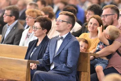 „Święty spokój” – pod takim hasłem 7 września 2019 r. spotkała się młodzież zrzeszona w katolickich ruchach i stowarzyszeniach na Diecezjalnym Dniu Młodych. Spotkanie było okazją do podsumowania wakacyjnych rekolekcji oraz wprowadzenia w systematyczną pracę w ciągu roku. W katedrze zgromadzili się członkowie Ruchu Światło-Życie, zarówno młodzież jak i członkowie Domowego Kościoła. Przed Mszą św. były świadectwa, które prowadził ks. Tomasz Rusyn, diecezjalny moderator Ruchu Światło-Życie. Zebrani wysłuchali m.in. świadectwa Katarzyny Dąbek i ks. Jana Kobaka, diecezjalnego duszpasterza rodzin, którzy prowadzili rekolekcje Ruchu Światło-Życie w Kenii. Eucharystii w katedrze przewodniczył bp Edward Białogłowski. Tegoroczny Diecezjalny Dzień Młodych odbył się po raz piąty.  fot. ks. Tomasz Nowak 