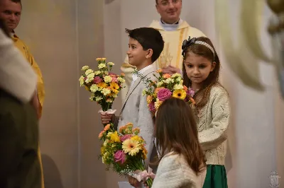 18 maja 2025 r., w katedrze rzeszowskiej celebrowano Eucharystię z okazji 25. rocznicy przyjęcia sakry biskupiej przez bp. Jana Wątrobę. Mszy św. przewodniczył Biskup Rzeszowski, zaś w koncelebrze wzięli udział: abp Józef Michalik, abp Adam Szal, bp Edward Białogłowski, bp Kazimierz Górny, bp Stanisław Jamrozek, bp Marian Rojek, bp Jan Śrutwa oraz kilkudziesięciu kapłanów. W Eucharystii uczestniczyły liczne delegacje osób życia konsekrowanego, przedstawiciele instytucji, fundacji i stowarzyszeń kościelnych. W katedrze rzeszowskiej obecni byli również parlamentarzyści sejmu i senatu, władze wojewódzkie, samorządowe, władze Rzeszowa, rektorzy wyższych uczelni, dyrektorzy instutucji regionalnych, kuratorium oświaty, a także szpitali. Homilię wygłosił bp Edward Białogłowski, biskup pomocniczy senior, który podkreślił, że świętowanie srebrnego jubileuszu Biskupa Rzeszowskiego wpisuje się w przeżywanie Roku Świętego, ale także kolejną rocznicę urodzin św. Jana Pawła II, rocznicę bitwy pod Monte Cassino, inaugurację pontyfikatu Ojca Świętego Leona XIV oraz rocznicę beatyfikacji Józef Sebastiana Pelczara. Na zakończenie liturgii Karolina i Dariusz Kosakowie z dziećmi, jako przedstawiciele diecezjan, przekazali życzenia Jubilatowi. W uroczystej liturgii wzięło udział kilkuset muzyków, chórzystów i członków orkiestr, którzy brali udział w projekcie „Podkarpacie śladami św. Jana Pawła II”. Przedsięwzięcie zostało zorganizowane przez Polski Związek Chórów i Orkiestr – Oddział w Rzeszowie. fot. ks. Jakub Oczkowicz
