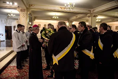 W liturgiczne święto św. Jana Apostoła i Ewangelisty, w katedrze rzeszowskiej duchowni i świeccy modlili się w intencji bp. Jana Wątroby. Eucharystię, której przewodniczył Solenizant, koncelebrowali: bp Kazimierz Górny, bp Edward Białogłowski oraz 56 księży.  fot. Dariusz Kamiński (https://fotografiarzeszow.com.pl)