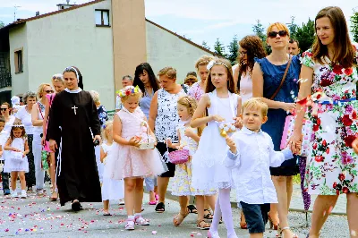 W czwartek w Uroczystość Najświętszego Ciała i Krwi Pańskiej (Boże Ciało) Msza Święta parafialna o godz. 12.00 była sprawowana na osiedlu Drabinianka na placu zieleni między ul. Graniczną i Zieloną. Dziękujemy parafianom za zaangażowanie i pomoc w przygotowaniu ołtarzy: - Ołtarz Mszy Świętej - Spółdzielnia Mieszkaniowa Metalowiec i mieszkańcy ul. Zielonej. - I ołtarz przy kapliczce Matki Bożej Fatimskiej – mieszkańcy bloku ul. Cicha 9. - II ołtarz przy Akademikach – mieszkańcy bloków ul. Cicha 3 i 7. - III ołtarz przed „Energetykiem” mieszkańcy bloku Kwiatkowskiego 5. - IV ołtarz obok bloków ul. Graniczna 4a i 4b – mieszkańcy tychże bloków.  fot. Andrzej Kotowicz