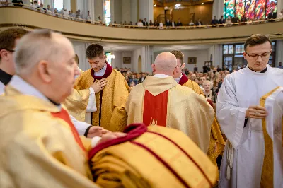 „Na swoje życie i swoje kapłaństwo trzeba popatrzeć w świetle Bożej miłości. Inaczej go nie pojmiemy ani my, ani ci, którzy będą na nas patrzeć” – mówił bp Jan Wątroba podczas Mszy św. z udzieleniem święceń prezbiteratu. 4 czerwca 2022 r. w kościele katedralnym jedenastu diakonów diecezji rzeszowskiej przyjęło sakrament kapłaństwa.
Do grona neoprezbiterów diecezji rzeszowskiej należą: ks. Sebastian Bełz z parafii w Nienadówce, ks. Krzysztof Lampart z parafii w Rudnej Wielkiej, ks. Mateusz Łachmanek z parafii w Lipinkach, ks. Karol Migut z parafii w Jasionce, ks. Marcin Murawski z parafii katedralnej w Rzeszowie, ks. Adrian Pazdan z parafii w Zagorzycach, ks. Tomasz Sienicki z parafii w Bieździedzy, ks. Dominik Świeboda z parafii w Palikówce, ks. Piotr Wąsacz z parafii bł. Władysława Findysza w Rzeszowie, ks. Mateusz Wojtuń z parafii w Święcanach oraz ks. Wiktor Zoła z parafii w Cieklinie.
Mszy św. przewodniczył i święceń udzielił bp Jan Wątroba. Eucharystię koncelebrowało około osiemdziesięciu księży, m.in: przełożeni Wyższego Seminarium Duchownego w Rzeszowie oraz proboszczowie i wikariusze z parafii rodzinnych neoprezbiterów. W Mszy św. uczestniczył abp Edward Nowak, bp Kazimierz Górny i bp Edward Białogłowski.
Zebranych w kościele katedralnym powitał ks. Krzysztof Gołąbek, proboszcz parafii.
W homilii bp Jan Wątroba nawiązał do słów z Ewangelii według św. Jana w których Chrystus tłumaczy co to znaczy być dobrym pasterzem. „Być kapłanem w Kościele Chrystusowym to znaczy mieć udział w Jego pasterskiej misji i stale upodabniać się do Dobrego Pasterza, który zna owce, karmi je, broni i jest gotów oddać życie dla ich dobra” – mówił hierarcha.
Po homilii odbył się obrzędy święceń: przyrzeczenie czci i posłuszeństwa Biskupowi Ordynariuszowi, Litania do Wszystkich Świętych podczas której kandydaci leżeli krzyżem, nałożenie rąk, modlitwa święceń oraz namaszczenie rąk krzyżmem i wręczenie chleba i wina. Podczas Liturgii Eucharystycznej nowo wyświęceni po raz pierwszy wyciągnęli dłonie nad chlebem i winem wypowiadając słowa konsekracji.
Na zakończenie Mszy św. ks. Tomasz Sienicki, podziękował w imieniu nowo wyświęconych wszystkim, którzy przyczynili się do przygotowania ich do kapłaństwa. Słowa wdzięczności, m.in. przełożonym Wyższego Seminarium Duchownego w Rzeszowie i rodzicom neoprezbiterów, wypowiedział bp Jan Wątroba. 
W drodze do zakrystii neoprezbiterzy zatrzymali się przy figurze Matki Bożej Fatimskiej zawierzając swoje kapłaństwo Matce Bożej.
W niedzielę, 5 czerwca, w Uroczystość Zesłania Ducha Świętego, neoprezbiterzy będą sprawować w swoich rodzinnych parafiach uroczyste Msze św. prymicyjne, a w najbliższych tygodniach otrzymają skierowania do parafii.

Fot. ks. Jakub Nagi oraz biala-wrona.pl
