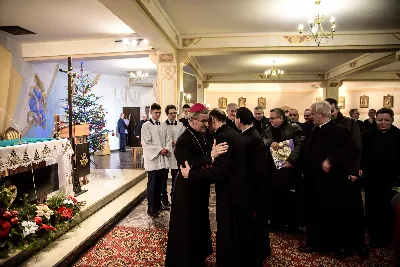 W liturgiczne święto św. Jana Apostoła i Ewangelisty, w katedrze rzeszowskiej duchowni i świeccy modlili się w intencji bp. Jana Wątroby. Eucharystię, której przewodniczył Solenizant, koncelebrowali: bp Kazimierz Górny, bp Edward Białogłowski oraz 56 księży.  fot. Dariusz Kamiński (https://fotografiarzeszow.com.pl)