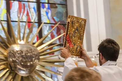 W poniedziałek 13 czerwca miało miejsce kolejne w tym roku uroczyste Nabożeństwo Fatimskie. O godz. 18.40 zostały przedstawione prośby i podziękowania do Matki Bożej Fatimskiej, w intencji których sprawowana była także Msza Święta o godz. 19.00. Eucharystii przewodniczył i homilię wygłosił ks. Tadeusz Pindara. Po Mszy Świętej ks. Tomasz Bać wraz z parafianami parafii Bożego Miłosierdzia przewodniczyli modlitwie różańcowej przy figurze Matki Bożej Fatimskiej. Nabożeństwo zakończył Apel Jasnogórski. Dziękujemy parafii pw. Matki Bożej Częstochowskiej w Rzeszowie (Drabinianka) za przygotowanie liturgii oraz parafii pw. Miłosierdzia Bożego (Biała) za prowadzenie modlitwy różańcowej. fot. Joanna Prasoł