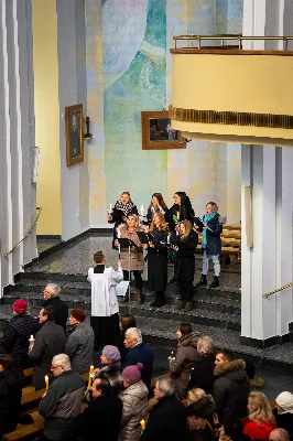 „Nasza wdzięczność jest szczególna wobec osób konsekrowanych za ich czytelne świadectwo wiary i za to, że żyjąc wiarą na co dzień ukazują chrystusowy styl życia” – mówił biskup Jan Wątroba podczas Mszy św. w katedrze rzeszowskiej w święto Ofiarowania Pańskiego. W Eucharystii, z okazji swojego święta patronalnego, uczestniczyły osoby konsekrowane posługujące w diecezji rzeszowskiej.
Mszy św. w katedrze rzeszowskiej przewodniczył bp Jan Wątroba, który modlił się w intencji osób konsekrowanych, przeżywających w święto Ofiarowania Pańskiego (02.02.) swoje święto patronalne. Eucharystię koncelebrował ks. Stanisław Kamiński, wikariusz biskupi ds. zakonnych, a także 9 kapłanów.
Na początku Mszy św. ks. Stanisław Kamiński powitał zebranych i wprowadził w przeżywaną liturgię. Następnie odbył się obrzęd błogosławieństwa świec i procesja z dolnego kościoła do głównej części katedry rzeszowskiej
Homilię wygłosił bp Jan Wątroba, który w pierwszej części, odnosząc się do przeżywanego święta, nawiązał do postawy Matki Najświętszej i św. Józefa. „Maryja uczy nas, że wierność Bogu oznacza wypełnianie prawa Bożego. Ona wypełniła wszystko bez wyjątku. Choć sama nie potrzebowała oczyszczenia, pozostała jednak posłuszna prawu. Skromna, prosta, uboga kobieta, poddana Bogu. W postawie Maryi i Józefa można dostrzec piękną lekcję dla rodziców i wychowawców. Rodzice powinni przedstawiać, czyli zawierzać swoje dzieci Panu Bogu. To jest gest wdzięczności wobec Stwórcy, a także znak wielkiej pokory wobec niełatwej misji rodzicielskiej i wychowawczej. Pełny rozwój człowieka dokonuje się dzięki Bożej łasce, a rodzice powinni się czuć narzędziem Bożej łaski, dlatego powinni często błogosławić swoje dzieci, modlić się za nie i z nimi oraz wciąż na nowo zawierzać je Panu Bogu” – mówił bp Wątroba.
Biskup Rzeszowski odnosząc się do obchodzonego Dnia życia konsekrowanego powiedział: „Trzy elementy wspólnoty: słowo, wierność i otwarcie na Ducha Świętego stanowią istotę życia każdej osoby konsekrowanej. Rozważać słowo Boże, trwać wiernie na modlitwie i być otwartym na to, co Duch Święty chce nam powiedzieć, to wypełnić powołanie do życia konsekrowanego, a jednocześnie wyznać wiarę w Kościół Chrystusowy. Nasza wdzięczność jest szczególna wobec osób konsekrowanych za ich czytelne świadectwo wiary i za to, że żyjąc wiarą na co dzień ukazują chrystusowy styl życia. Towarzyszą nam przez swoją pełną zatroskania miłosierną obecność, ale także przez milczącą obecność przepełnioną modlitwą w intencjach Kościoła, świata, a także poszczególnych osób i wspólnot”.
Po homilii osoby konsekrowane zgromadzone w katedrze odnowiły swoje przyrzeczenia.
Na zakończenie liturgii s. Agata Jakieła CSFN, referentka diecezjalna ds. życia konsekrowanego, podziękowała bp. Janowi Wątrobie za przewodniczenie liturgii i modlitwę w intencji osób życia konsekrowanego.
W Eucharystii w rzeszowskiej katedrze uczestniczyło prawie 100 osób życia konsekrowanego, a pośród nich ojcowie i bracia zakonni, siostry zakonne, wdowy i dziewice konsekrowane oraz członkowie instytutów świeckich. Śpiewy podczas liturgii wykonała Katedralna Schola Liturgiczna pod dyrekcją ks. Juliana Wybrańca, a przy organach zasiadł katedralny organista – Wiesław Siewierski. 

fot. Jola Warchoł