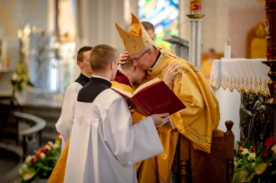 „Na swoje życie i swoje kapłaństwo trzeba popatrzeć w świetle Bożej miłości. Inaczej go nie pojmiemy ani my, ani ci, którzy będą na nas patrzeć” – mówił bp Jan Wątroba podczas Mszy św. z udzieleniem święceń prezbiteratu. 4 czerwca 2022 r. w kościele katedralnym jedenastu diakonów diecezji rzeszowskiej przyjęło sakrament kapłaństwa.
Do grona neoprezbiterów diecezji rzeszowskiej należą: ks. Sebastian Bełz z parafii w Nienadówce, ks. Krzysztof Lampart z parafii w Rudnej Wielkiej, ks. Mateusz Łachmanek z parafii w Lipinkach, ks. Karol Migut z parafii w Jasionce, ks. Marcin Murawski z parafii katedralnej w Rzeszowie, ks. Adrian Pazdan z parafii w Zagorzycach, ks. Tomasz Sienicki z parafii w Bieździedzy, ks. Dominik Świeboda z parafii w Palikówce, ks. Piotr Wąsacz z parafii bł. Władysława Findysza w Rzeszowie, ks. Mateusz Wojtuń z parafii w Święcanach oraz ks. Wiktor Zoła z parafii w Cieklinie.
Mszy św. przewodniczył i święceń udzielił bp Jan Wątroba. Eucharystię koncelebrowało około osiemdziesięciu księży, m.in: przełożeni Wyższego Seminarium Duchownego w Rzeszowie oraz proboszczowie i wikariusze z parafii rodzinnych neoprezbiterów. W Mszy św. uczestniczył abp Edward Nowak, bp Kazimierz Górny i bp Edward Białogłowski.
Zebranych w kościele katedralnym powitał ks. Krzysztof Gołąbek, proboszcz parafii.
W homilii bp Jan Wątroba nawiązał do słów z Ewangelii według św. Jana w których Chrystus tłumaczy co to znaczy być dobrym pasterzem. „Być kapłanem w Kościele Chrystusowym to znaczy mieć udział w Jego pasterskiej misji i stale upodabniać się do Dobrego Pasterza, który zna owce, karmi je, broni i jest gotów oddać życie dla ich dobra” – mówił hierarcha.
Po homilii odbył się obrzędy święceń: przyrzeczenie czci i posłuszeństwa Biskupowi Ordynariuszowi, Litania do Wszystkich Świętych podczas której kandydaci leżeli krzyżem, nałożenie rąk, modlitwa święceń oraz namaszczenie rąk krzyżmem i wręczenie chleba i wina. Podczas Liturgii Eucharystycznej nowo wyświęceni po raz pierwszy wyciągnęli dłonie nad chlebem i winem wypowiadając słowa konsekracji.
Na zakończenie Mszy św. ks. Tomasz Sienicki, podziękował w imieniu nowo wyświęconych wszystkim, którzy przyczynili się do przygotowania ich do kapłaństwa. Słowa wdzięczności, m.in. przełożonym Wyższego Seminarium Duchownego w Rzeszowie i rodzicom neoprezbiterów, wypowiedział bp Jan Wątroba. 
W drodze do zakrystii neoprezbiterzy zatrzymali się przy figurze Matki Bożej Fatimskiej zawierzając swoje kapłaństwo Matce Bożej.
W niedzielę, 5 czerwca, w Uroczystość Zesłania Ducha Świętego, neoprezbiterzy będą sprawować w swoich rodzinnych parafiach uroczyste Msze św. prymicyjne, a w najbliższych tygodniach otrzymają skierowania do parafii.

Fot. ks. Jakub Nagi oraz biala-wrona.pl
