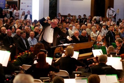 Blisko 1200 chórzystów i orkiestra symfoniczna Filharmonii Podkarpackiej to koncert galowy 9. Krajowego Kongresu Polskiej Federacji Pueri Cantores. 9 września o godz. 19.30 w Katedrze Rzeszowskiej podczas dwugodzinnego koncertu wystąpiły 33 chóry z Polski, Litwy, Łotwy, Ukrainy i Węgier oraz Orkiestra Symfoniczna Filharmonii Podkarpackiej. Muzykami dyrygowali: Wiesław Delimat i Marcin Florczak. Podczas koncertu uczestnicy wysłuchali utworów m.in. Haendla, Haydna oraz hymny kongresów Polskiej Federacji Pueri Cantores. Szczególnie oklaskiwane było premierowe wykonanie hymnu kongresu w Rzeszowie – utwór pt. „Da pacem, Domine” Dominika Lasoty – kompozytora z Rzeszowa. W koncercie uczestniczyli m.in.: bp Jan Wątroba, bp Kazimierz Górny i bp Edward Białogłowski. fot. ks. Tomasz Nowak