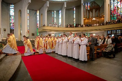 „Na swoje życie i swoje kapłaństwo trzeba popatrzeć w świetle Bożej miłości. Inaczej go nie pojmiemy ani my, ani ci, którzy będą na nas patrzeć” – mówił bp Jan Wątroba podczas Mszy św. z udzieleniem święceń prezbiteratu. 4 czerwca 2022 r. w kościele katedralnym jedenastu diakonów diecezji rzeszowskiej przyjęło sakrament kapłaństwa.
Do grona neoprezbiterów diecezji rzeszowskiej należą: ks. Sebastian Bełz z parafii w Nienadówce, ks. Krzysztof Lampart z parafii w Rudnej Wielkiej, ks. Mateusz Łachmanek z parafii w Lipinkach, ks. Karol Migut z parafii w Jasionce, ks. Marcin Murawski z parafii katedralnej w Rzeszowie, ks. Adrian Pazdan z parafii w Zagorzycach, ks. Tomasz Sienicki z parafii w Bieździedzy, ks. Dominik Świeboda z parafii w Palikówce, ks. Piotr Wąsacz z parafii bł. Władysława Findysza w Rzeszowie, ks. Mateusz Wojtuń z parafii w Święcanach oraz ks. Wiktor Zoła z parafii w Cieklinie.
Mszy św. przewodniczył i święceń udzielił bp Jan Wątroba. Eucharystię koncelebrowało około osiemdziesięciu księży, m.in: przełożeni Wyższego Seminarium Duchownego w Rzeszowie oraz proboszczowie i wikariusze z parafii rodzinnych neoprezbiterów. W Mszy św. uczestniczył abp Edward Nowak, bp Kazimierz Górny i bp Edward Białogłowski.
Zebranych w kościele katedralnym powitał ks. Krzysztof Gołąbek, proboszcz parafii.
W homilii bp Jan Wątroba nawiązał do słów z Ewangelii według św. Jana w których Chrystus tłumaczy co to znaczy być dobrym pasterzem. „Być kapłanem w Kościele Chrystusowym to znaczy mieć udział w Jego pasterskiej misji i stale upodabniać się do Dobrego Pasterza, który zna owce, karmi je, broni i jest gotów oddać życie dla ich dobra” – mówił hierarcha.
Po homilii odbył się obrzędy święceń: przyrzeczenie czci i posłuszeństwa Biskupowi Ordynariuszowi, Litania do Wszystkich Świętych podczas której kandydaci leżeli krzyżem, nałożenie rąk, modlitwa święceń oraz namaszczenie rąk krzyżmem i wręczenie chleba i wina. Podczas Liturgii Eucharystycznej nowo wyświęceni po raz pierwszy wyciągnęli dłonie nad chlebem i winem wypowiadając słowa konsekracji.
Na zakończenie Mszy św. ks. Tomasz Sienicki, podziękował w imieniu nowo wyświęconych wszystkim, którzy przyczynili się do przygotowania ich do kapłaństwa. Słowa wdzięczności, m.in. przełożonym Wyższego Seminarium Duchownego w Rzeszowie i rodzicom neoprezbiterów, wypowiedział bp Jan Wątroba. 
W drodze do zakrystii neoprezbiterzy zatrzymali się przy figurze Matki Bożej Fatimskiej zawierzając swoje kapłaństwo Matce Bożej.
W niedzielę, 5 czerwca, w Uroczystość Zesłania Ducha Świętego, neoprezbiterzy będą sprawować w swoich rodzinnych parafiach uroczyste Msze św. prymicyjne, a w najbliższych tygodniach otrzymają skierowania do parafii.

Fot. ks. Jakub Nagi oraz biala-wrona.pl
