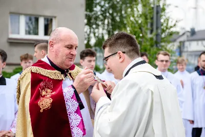 Uroczystość Chrystusa Króla to także święto Akcji Katolickiej i KSM-u. Centralnej uroczystości w Katedrze przewodniczył biskup diecezjalny Jan Wątroba. Eucharystię koncelebrowało 25 księży, wśród nich ks. Stanisław Potera – asystent diecezjalny AK i ks. Tomasz Ryczek – asystent diecezjalny KSM. Po wyznaniu wiary 88 młodych osób złożyło przyrzeczenie Katolickiego Stowarzyszenia Młodzieży. Obrzęd przyrzeczenia prowadził Paweł Grodzki – prezes KSM Diecezji Rzeszowskiej. Ceremonia zakończyła się odśpiewaniem hymnu KSM i zawołaniem: „Przez cnotę, naukę i pracę, służyć Bogu i Ojczyźnie, Gotów!”

Po Komunii św. bp Jan Wątroba, razem z ks. Stanisławem Poterą, wręczył nominacje 20 nowym prezesom oddziałów parafialnych Akcji Katolickiej. Krótkie przemówienia wypowiedzieli kolejno: Jeremi Kalkowski – prezes Zarządu Diecezjalnego Instytutu AK i Paweł Grodzki.

Po Komunii św. wszyscy zebrani uklękli przed Najświętszym Sakramentem. Biskup Ordynariusz odczytał Jubileuszowy Akt Przyjęcia Jezusa Chrystusa za Króla i Pana.

Po Mszy św. bp Jan Wątroba wręczył odznaki i legitymacje nowym członkom KSM.

fot. Fotografiarzeszow