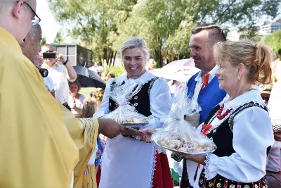 30 sierpnia 2020 r. do Parku Papieskiego w Rzeszowie na diecezjalne dożynki przyjechało 49 delegacji z dożynkowymi wieńcami.  Już o godz. 11.00 plac przed znajdującą się w Parku Papieskim sceną wypełniły delegacje z parafii diecezji rzeszowskiej. W sumie zarejestrowano 49 delegacje. Tegoroczną obsługę dożynek, w tym przygotowanie liturgii, zapewnili wierni i duszpasterze z dekanatu Sokołów Małopolski. O godz. 11.30 prof. Kazimierz Ożóg, mieszkaniec Górna, zaprezentował kilka myśli na temat chleba i godności pracy rolnika. Na scenie wystąpił zespół „Młody Duch i Przyjaciele” kierowany przez Dariusza Kosaka. Przed rozpoczęciem Mszy św. ks. Jerzy Uchman, diecezjalny duszpasterz rolników, przywitał przybyłych do Rzeszowa rolników, ogrodników, sadowników i pszczelarzy, wśród nich starostów dożynek Jerzego i Zofię Bednarzów z Kamienia, a także obecnych na Mszy św. parlamentarzystów, władze państwowe i samorządowe, służby mundurowe oraz poczty sztandarowe. Mszy św. przewodniczył bp Edward Białogłowski. W koncelebrze uczestniczył bp Kazimierz Górny oraz czternastu księży. W długiej procesji z darami do ołtarza podeszły delegacje wszystkich obecnych parafii przynosząc chleby i owoce. Dary te zostały przekazane Rzeszowskiemu Towarzystwu Pomocy im. św. Brata Alberta. Na zakończenie liturgii bp Białogłowski pobłogosławił przyniesione płody ziemi oraz ziarno na zasiew. Po błogosławieństwie poszczególne delegacje, przedstawiane przez ks. Jana Szczupaka, wikariusza biskupiego ds. społecznych, prezentowały swoje wieńce.  fot. ks. Tomasz Nowak