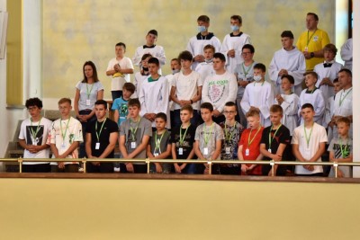 Mszą Świętą w naszej Katedrze rozpoczęły się XVI Mistrzostwa Polski Liturgicznej Służby Ołtarza w piłce nożnej o puchar „KnC”. W rozgrywkach 28 i 29 lipca 2021 r. weźmie udział 72 drużyny z 20 diecezji i 2 prowincji zakonnych. Zawody odbywają się ku pamięci śp. ks. Tomasza Blicharza.  Eucharystii przewodniczył bp Jan Wątroba. Mszę św. koncelebrowało ponad 40 księży – głównie opiekunowie drużyn sportowych z różnych diecezji. W Eucharystii uczestniczyła Stanisława Blicharz i Marcin Blicharz, mama i brat ks. Tomasz Blicharza, któremu dedykowany jest tegoroczny turniej (ks. Blicharz był przez wiele lat duszpasterzem Liturgicznej Służby Ołtarza Diecezji Rzeszowskiej, a także inicjatorem i głównym organizatorem poprzednich edycji mistrzostw LSO, które odbyły się w Rzeszowie w 2016 i 2018 r. Zmarł 17 października 2020 r. w wieku 39 lat). Po Mszy św. sportowcy z Liturgicznej Służby Ołtarza rozjechali się do czterech hal sportowych i na 8 Orlików na terenie Rzeszowa, Łąki, Trzebowniska i Tyczyna.  W zawodach uczestniczy 72 drużyny z 20 diecezji i 2 prowincji zakonnych w Polsce – jest to blisko 800 sportowców. Rywalizacja odbywa się w trzech kategoriach wiekowych: ministrant (roczniki urodzenia 2009-2013), lektor młodszy (2005-2008) i lektor starszy (2000-2004).  Diecezje rzeszowską reprezentują parafie: Gorlice (pw. Narodzenia NMP) i Rzeszów (pw. Bożego Ciała) w kategorii ministrant; Górno, Łowisko i Błażkowa w kategorii lektor młodszy oraz Zaczernie, Cmolas, Hermanowa, Rzeszów (pw. św. Mikołaja) i Tarnowiec w kategorii lektor starszy.  W poniedziałek, 28 czerwca zostaną rozegrane eliminacje. Drugi dzień zawodów również rozpocznie się Mszą św. w rzeszowskiej katedrze – Eucharystii będzie przewodniczył bp Edward Białogłowski. Ceremonię wręczenia nagród i zakończenia przewidziano na godz. 15.00 w Hali Sportowej Młodzieżowego Ośrodka Socjoterapii przy ul. Miłocińskiej w Rzeszowie.  Głównym organizatorem turnieju jest miesięcznik „KnC” – „Króluj nam Chryste”. Gospodarzami są: Diecezja Rzeszowska i Liturgiczna Służba Ołtarza Diecezji Rzeszowskiej.  Tekst i zdjęcia: ks. Tomasz Nowak 