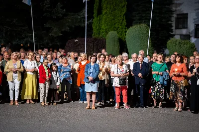 W środę 13 września przeżywaliśmy kolejne w tym roku Nabożeństwo Fatimskie. O godz. 18.40 zostały przedstawione prośby i podziękowania do Matki Bożej Fatimskiej, w intencji których sprawowana była także Msza Święta. Eucharystii przewodniczył i homilię wygłosił ks. Marek Kotwa – wikariusz parafii pw. Św. Michała Archanioła w Rzeszowie. Po Mszy Świętej wyruszyła procesja z figurą Matki Bożej, podczas której modlitwę różańcową prowadzili przedstawiciele parafii pw. Św. Jadwigi Królowej wraz ze swoimi duszpasterzami: ks. Tomaszem Gałuszką oraz ks. Łukaszem Mariuszycem, zaś figurę Matki Bożej nieśli przedstawiciele Bractwa św. Michała Archanioła, Rycerzy Kolumba oraz Związku Strzeleckiego "Strzelec". Modlitwę ubogaciła obecność Orkiestry Dętej pod dyrekcją Tadeusza Cielaka. Nabożeństwo zakończył Apel Jasnogórski. fot. Jola Warchoł