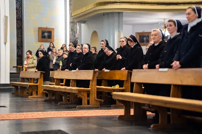 „Nasza wdzięczność jest szczególna wobec osób konsekrowanych za ich czytelne świadectwo wiary i za to, że żyjąc wiarą na co dzień ukazują chrystusowy styl życia” – mówił biskup Jan Wątroba podczas Mszy św. w katedrze rzeszowskiej w święto Ofiarowania Pańskiego. W Eucharystii, z okazji swojego święta patronalnego, uczestniczyły osoby konsekrowane posługujące w diecezji rzeszowskiej.
Mszy św. w katedrze rzeszowskiej przewodniczył bp Jan Wątroba, który modlił się w intencji osób konsekrowanych, przeżywających w święto Ofiarowania Pańskiego (02.02.) swoje święto patronalne. Eucharystię koncelebrował ks. Stanisław Kamiński, wikariusz biskupi ds. zakonnych, a także 9 kapłanów.
Na początku Mszy św. ks. Stanisław Kamiński powitał zebranych i wprowadził w przeżywaną liturgię. Następnie odbył się obrzęd błogosławieństwa świec i procesja z dolnego kościoła do głównej części katedry rzeszowskiej
Homilię wygłosił bp Jan Wątroba, który w pierwszej części, odnosząc się do przeżywanego święta, nawiązał do postawy Matki Najświętszej i św. Józefa. „Maryja uczy nas, że wierność Bogu oznacza wypełnianie prawa Bożego. Ona wypełniła wszystko bez wyjątku. Choć sama nie potrzebowała oczyszczenia, pozostała jednak posłuszna prawu. Skromna, prosta, uboga kobieta, poddana Bogu. W postawie Maryi i Józefa można dostrzec piękną lekcję dla rodziców i wychowawców. Rodzice powinni przedstawiać, czyli zawierzać swoje dzieci Panu Bogu. To jest gest wdzięczności wobec Stwórcy, a także znak wielkiej pokory wobec niełatwej misji rodzicielskiej i wychowawczej. Pełny rozwój człowieka dokonuje się dzięki Bożej łasce, a rodzice powinni się czuć narzędziem Bożej łaski, dlatego powinni często błogosławić swoje dzieci, modlić się za nie i z nimi oraz wciąż na nowo zawierzać je Panu Bogu” – mówił bp Wątroba.
Biskup Rzeszowski odnosząc się do obchodzonego Dnia życia konsekrowanego powiedział: „Trzy elementy wspólnoty: słowo, wierność i otwarcie na Ducha Świętego stanowią istotę życia każdej osoby konsekrowanej. Rozważać słowo Boże, trwać wiernie na modlitwie i być otwartym na to, co Duch Święty chce nam powiedzieć, to wypełnić powołanie do życia konsekrowanego, a jednocześnie wyznać wiarę w Kościół Chrystusowy. Nasza wdzięczność jest szczególna wobec osób konsekrowanych za ich czytelne świadectwo wiary i za to, że żyjąc wiarą na co dzień ukazują chrystusowy styl życia. Towarzyszą nam przez swoją pełną zatroskania miłosierną obecność, ale także przez milczącą obecność przepełnioną modlitwą w intencjach Kościoła, świata, a także poszczególnych osób i wspólnot”.
Po homilii osoby konsekrowane zgromadzone w katedrze odnowiły swoje przyrzeczenia.
Na zakończenie liturgii s. Agata Jakieła CSFN, referentka diecezjalna ds. życia konsekrowanego, podziękowała bp. Janowi Wątrobie za przewodniczenie liturgii i modlitwę w intencji osób życia konsekrowanego.
W Eucharystii w rzeszowskiej katedrze uczestniczyło prawie 100 osób życia konsekrowanego, a pośród nich ojcowie i bracia zakonni, siostry zakonne, wdowy i dziewice konsekrowane oraz członkowie instytutów świeckich. Śpiewy podczas liturgii wykonała Katedralna Schola Liturgiczna pod dyrekcją ks. Juliana Wybrańca, a przy organach zasiadł katedralny organista – Wiesław Siewierski. 

fot. Jola Warchoł