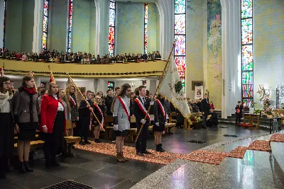 Uroczystość Chrystusa Króla to także święto Akcji Katolickiej i KSM-u. Centralnej uroczystości w Katedrze przewodniczył biskup diecezjalny Jan Wątroba. Eucharystię koncelebrowało 25 księży, wśród nich ks. Stanisław Potera – asystent diecezjalny AK i ks. Tomasz Ryczek – asystent diecezjalny KSM. Po wyznaniu wiary 88 młodych osób złożyło przyrzeczenie Katolickiego Stowarzyszenia Młodzieży. Obrzęd przyrzeczenia prowadził Paweł Grodzki – prezes KSM Diecezji Rzeszowskiej. Ceremonia zakończyła się odśpiewaniem hymnu KSM i zawołaniem: „Przez cnotę, naukę i pracę, służyć Bogu i Ojczyźnie, Gotów!”

Po Komunii św. bp Jan Wątroba, razem z ks. Stanisławem Poterą, wręczył nominacje 20 nowym prezesom oddziałów parafialnych Akcji Katolickiej. Krótkie przemówienia wypowiedzieli kolejno: Jeremi Kalkowski – prezes Zarządu Diecezjalnego Instytutu AK i Paweł Grodzki.

Po Komunii św. wszyscy zebrani uklękli przed Najświętszym Sakramentem. Biskup Ordynariusz odczytał Jubileuszowy Akt Przyjęcia Jezusa Chrystusa za Króla i Pana.

Po Mszy św. bp Jan Wątroba wręczył odznaki i legitymacje nowym członkom KSM.

fot. Fotografiarzeszow